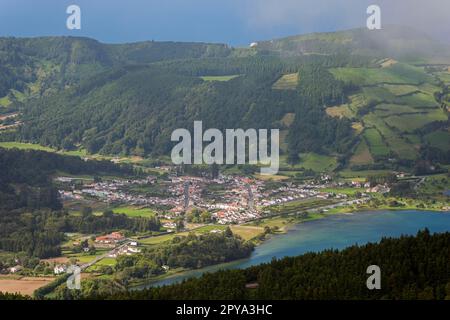 Sete Cidades et Lagoa Azul das Sete Cidades, Sao Miguel, Açores, Portugal, lac de cratère (Caldeira) Banque D'Images