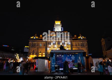 Photo du marché novi Sad de noël devant la place de la trg slobode avec les gens la nuit. Novi Sad, en Serbie, est en train de devenir un noël touristique d Banque D'Images