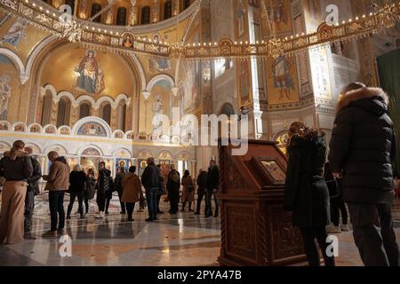 Photo d'un groupe de personnes priant dans l'église de l'harm svetog Save à belgrade, Serbie, pendant le Noël orthodoxe, pendant la nuit de badnjak. Banque D'Images