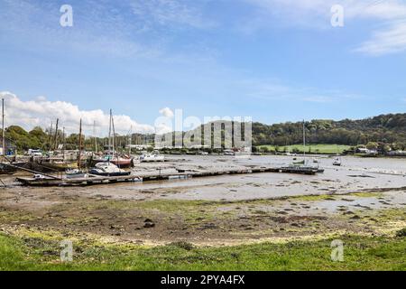 Marées sur les rives de la rivière Tamar à Millbrook. Aux bateaux à quai avec le Multi Hull Centre, Lower Anderton Road et Mount Edgcumbe i Banque D'Images