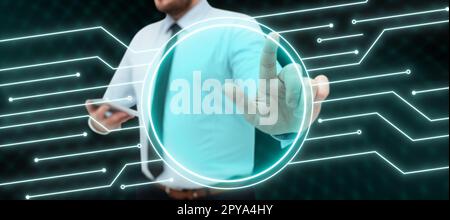 Homme dans la chemise de bureau satinding et tenant le téléphone portable. Homme d'affaires appuyant sur le bouton virtuel avec son doigt. Déverrouiller, allumer. Lueur colorée futuriste. Banque D'Images