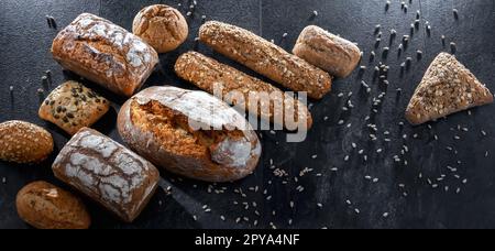 Assortiment de produits de boulangerie, y compris pains et petits pains Banque D'Images