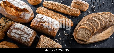 Assortiment de produits de boulangerie, y compris pains et petits pains Banque D'Images