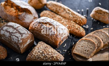 Assortiment de produits de boulangerie, y compris pains et petits pains Banque D'Images