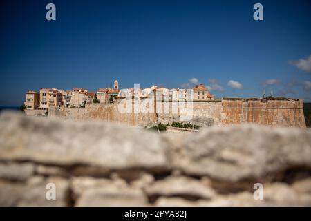 Vue aérienne de la vieille ville de Bonifacio, la falaise de calcaire, la côte sud de la Corse, France Banque D'Images