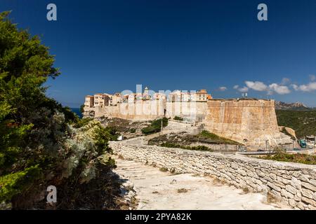 Admirez la vieille ville de Bonifacio, la falaise calcaire, la côte sud de l'île de Corse, France Banque D'Images