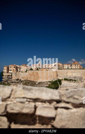 Vue aérienne de la vieille ville de Bonifacio, la falaise de calcaire, la côte sud de la Corse, France Banque D'Images