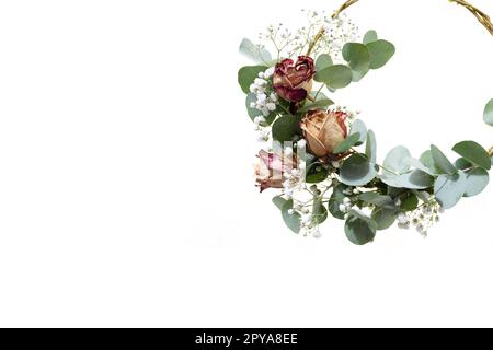 Couronne d'eucalyptus et de roses sur blanc Banque D'Images