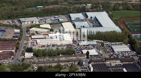 Vue aérienne du parc d'activités de Fieldhouse et du centre de construction de Brunel - Kirklees College, Leeds Road, Huddersfield, West Yorkshire Banque D'Images