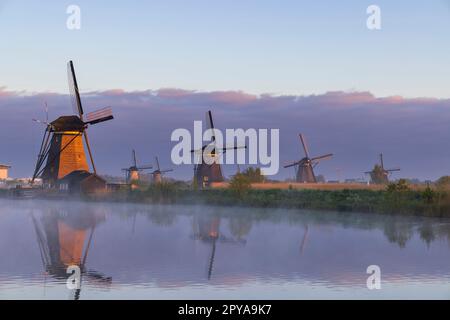 Moulins à vent traditionnels néerlandais à Kinderdijk - site de l'UNESCO, pays-Bas Banque D'Images