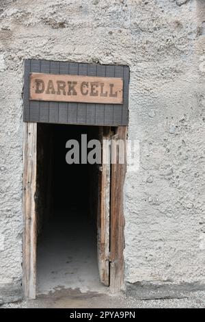 Yuma, Arizona. ÉTATS-UNIS. 2/15/2023. Cellule SOMBRE de la prison territoriale de Yuma. Sculptée sur le flanc de la colline, la cellule sombre mesurait 10 pieds sur 10 pieds. Banque D'Images