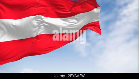 Le drapeau national de l'Autriche agitant par temps clair Banque D'Images