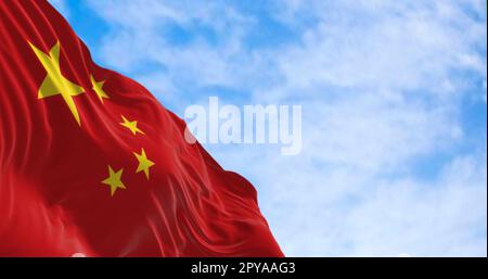 Le drapeau de la Chine agitant un jour ensoleillé Banque D'Images