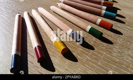 Sur une table en bois sont des crayons de couleur épais en bois pour dessiner Banque D'Images