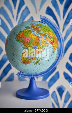 Un petit globe placé sur une table en bois Banque D'Images