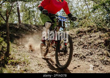 cycliste de course sur piste poussiéreuse en forêt, championnat de vtt d'été Banque D'Images