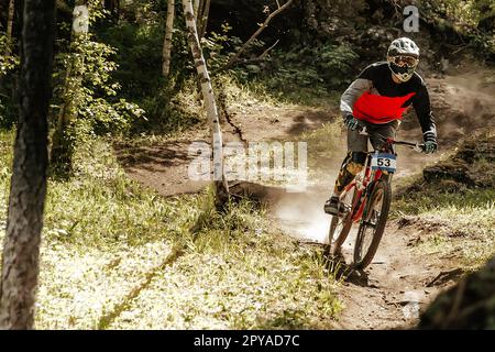 homme course cycliste sentier poussiéreux course de descente en forêt, championnat d'été de vtt Banque D'Images