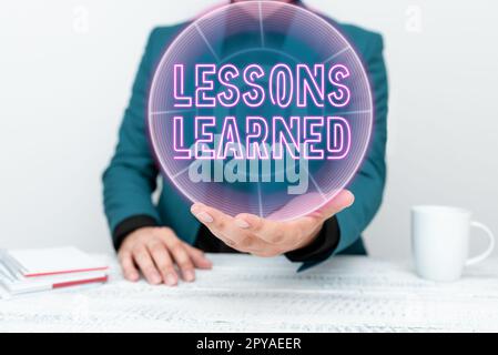 Inspiration montrant le signe leçons apprises. Concept Internet promouvoir le partage et l'utilisation des connaissances issues de l'expérience Banque D'Images