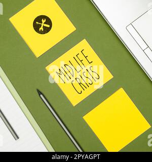 Texte montrant inspiration Midlife Crisis. Word pour la technique de développement de logiciels qui décompose une application Banque D'Images