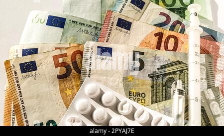 Billets en euros. Monnaie européenne sur fond blanc gros plan. Emballage blanc avec des pilules et une seringue de mesure à côté de l'argent. Le coût élevé du traitement. Billets de 5, 10, 20, 50, 100 euros Banque D'Images