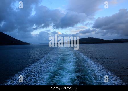 Vue depuis la poupe d'un bateau de croisière sur la vague de poupe dans la mer Banque D'Images