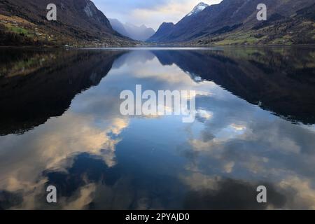 Vue sur l'Innvikfjorden près de Loen en en Norvège. Le paysage se reflète dans l'eau Banque D'Images