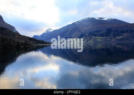 Vue sur l'Innvikfjorden près de Loen en en Norvège. Le paysage se reflète dans l'eau Banque D'Images