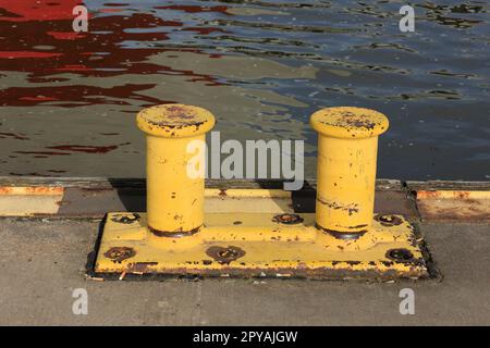 Borne jaune pour l'amarrage des navires dans le port de Hambourg Banque D'Images