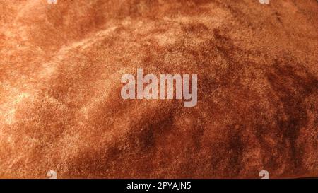 Velours rouge. Gros plan. Texture de tissu de velours. Irrégularités et débordements de lumière. Satin coulant chocolat profond et riche. Fond plié et fluide. Banque D'Images