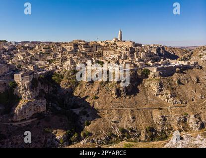 Vue aérienne de la ville médiévale de Matera Sassi di Matera dans une belle lumière dorée du matin au lever du soleil. Vue sur Sassi di Matera, Basilicate, sou Banque D'Images