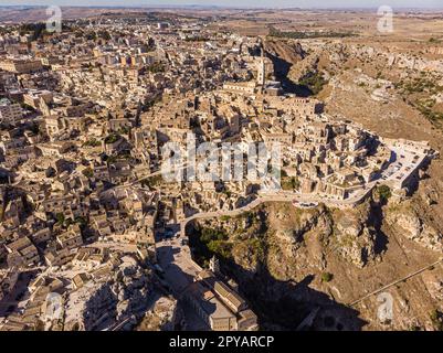 Vue aérienne de la ville médiévale de Matera Sassi di Matera dans une belle lumière dorée du matin au lever du soleil. Vue sur Sassi di Matera, Basilicate, sou Banque D'Images