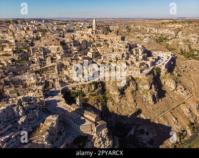 Vue aérienne de la ville médiévale de Matera Sassi di Matera dans une belle lumière dorée du matin au lever du soleil. Vue sur Sassi di Matera, Basilicate, sou Banque D'Images