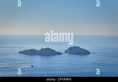 Côte amalfitaine, Italie. Vue panoramique à couper le souffle depuis Conca dei Marini le long de la route principale de la côte amalfitaine. Banque D'Images