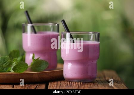 Délicieux smoothie blackberry dans des verres sur une table en bois Banque D'Images