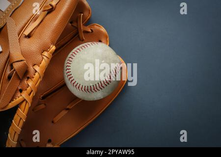 Catcher's mitt et ballon de baseball porté sur fond sombre, vue du dessus. Espace pour le texte Banque D'Images