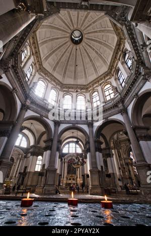 Vue intérieure de la basilique Sainte Marie de la santé à Venise, des bougies au dôme Banque D'Images