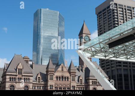 Marquise en verre et en acier et architecture près de Nathan Phillips Square (Toronto, Canada) le jour bleu clair Banque D'Images