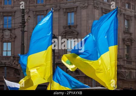 MILAN, ITALIE - 25 FÉVRIER 2023 : un an après la guerre russo-ukrainienne, 1e anniversaire. Rassemblement de la population en faveur de l'Ukraine à Milan, une marche qui commence à Piazza Castello et se termine à la cathédrale de Milan. Banque D'Images