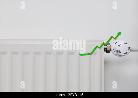 Économiser de l'argent, flèche verte qui monte, copier la facture de chauffage de l'espace. Augmentation du coût de la facture de gaz. Flambée des prix de l'énergie. Augmentation du prix du gaz naturel. Crise énergétique en Europe. Les mains tiennent le portefeuille avec de l'argent près du radiateur. Payez les factures. Banque D'Images