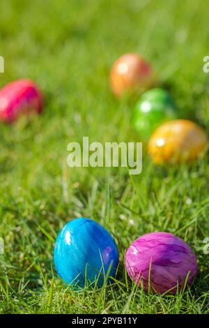 Œufs de Pâques colorés peints décorés dans de l'herbe verte fraîche avec espace de copie, concept printemps Happy Easter. Belle nature pré vacances, Pâques, fond de chasse aux œufs Banque D'Images