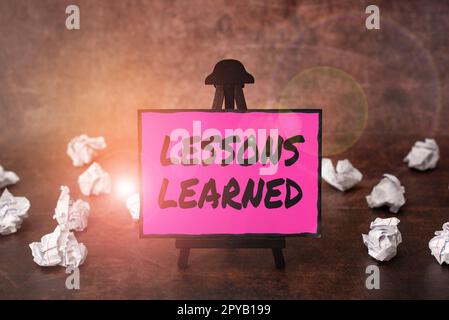 Légende de texte présentant les leçons apprises. Photo conceptuelle promouvoir partager et utiliser les connaissances issues de l'expérience Banque D'Images