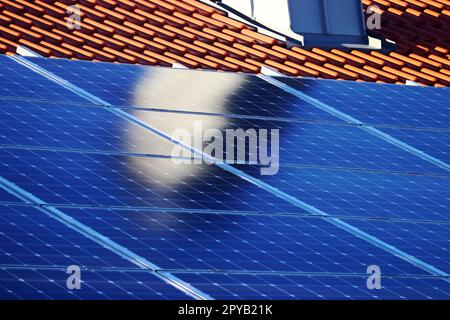 Un système photovoltaïque pour la production d'électricité sur une maison privée Banque D'Images