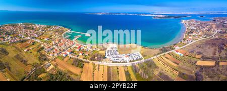 Vue panoramique aérienne du village de Privlaka et de l'île de Vir Banque D'Images