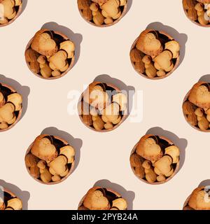 Motif sans fin sans couture de biscuits en forme de pain d'épice en forme de coeur dans un bol en bois avec des ombres isolées sur fond rose Banque D'Images