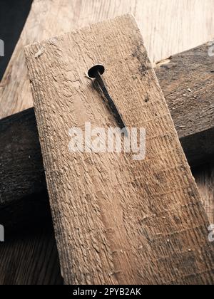 La croix en bois avec un vieil ongle rouillé symbolise la crucifixion de Jésus. Concept de Pâques Banque D'Images