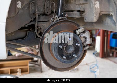 Vérification et inspection de la sécurité de la rupture du disque avant de la voiture Banque D'Images
