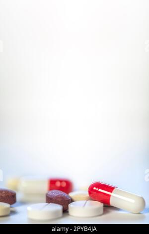 Assortiment de pilules de médecine pharmaceutique, comprimés et capsules.fond de pilules. Tas de divers comprimés de médecine assortis et pilules de différentes couleurs sur fond blanc. Health Care.Copy espace, médical, espace de médicaments pour le concept de texte Banque D'Images