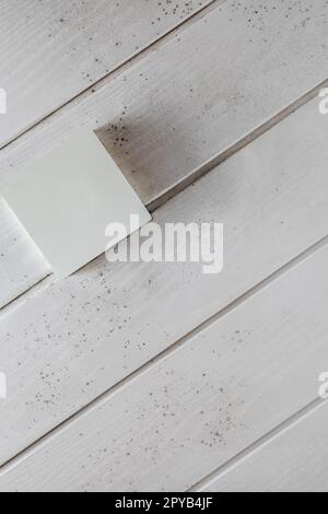 Début de l'accumulation de moisissure sur le plafond de salle de bain, toujours avec une solution de nettoyage simple. Moulure de plafond dans la moisissure fongique intérieure par la douche. a besoin de nettoyer le fond en bois blanc Banque D'Images