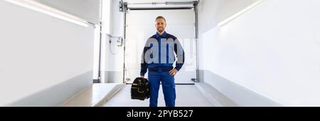 Installation et réparation de porte de garage à la maison. Homme du sous-traitant Banque D'Images