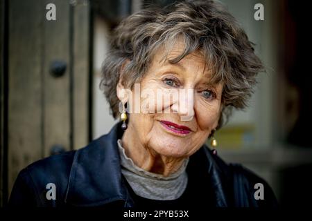 LA HAYE - Hedy d'Ancona. Avec son mari Mémorial de Paul van Vliet dans le théâtre royal de la haye. Le comédien Paul van Vliet est décédé à l'âge de 87 ans. Paul Van Vliet, originaire de la Haye, était l'un des comédiens les plus célèbres des pays-Bas en 1970s et 1980s. Il est sur scène depuis des décennies. ANP/Hollandse Hoogte/ Robin Utrecht pays-bas sortie - belgique sortie Banque D'Images